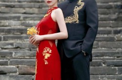 在娱乐圈里吃瓜双男主汪小菲3组婚纱照曝光女方主纱和女网红撞衫对比大S像拍艺术照！
